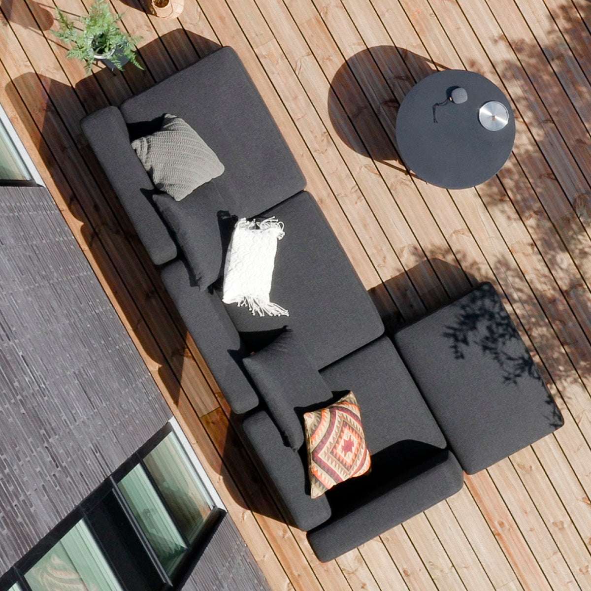 Schwarzer Cobana Lounge Sofa Pouf aus wetterfestem Material mit klarem skandinavischem Design | Cobana Lounge Sofa - Pouf - Kirra Sand | SACKit