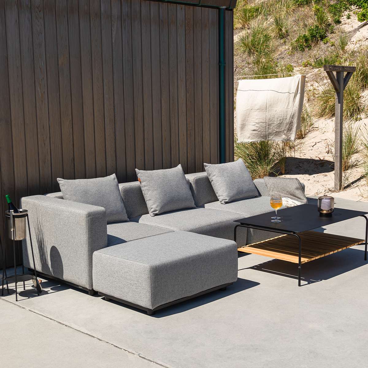Cobana Lounge Sofa Pouf in Cobana Black mit klaren skandinavischen Linien für den Außenbereich | Cobana Lounge Sofa - Pouf - Kirra Sand | SACKit
