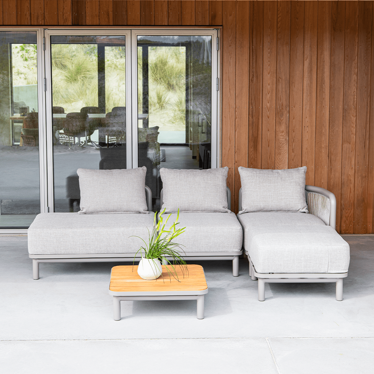 Kirra Lounge Sofa Pouf in Kirra Sand mit pulverbeschichtetem Aluminiumrahmen und wasserabweisendem Olefin-Textil