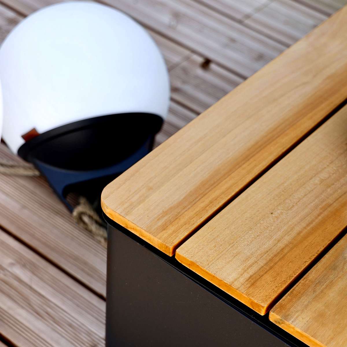 Schwarzer Patio Storage Table aus Aluminium und Teakholz als Beistelltisch im Außenbereich | Patio Storage Table - | SACKit