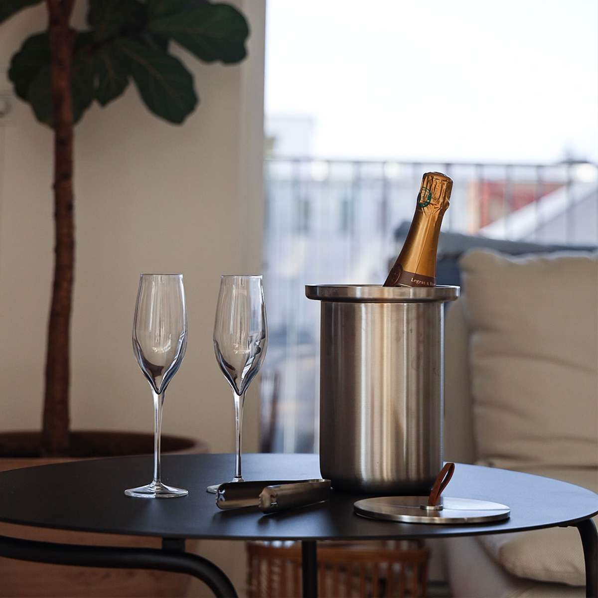 Eleganter Weinkühler aus poliertem Edelstahl mit Ledergriff und isolierender Zweischicht - Konstruktion. | Wine Cooler - Ø14 - | SACKit