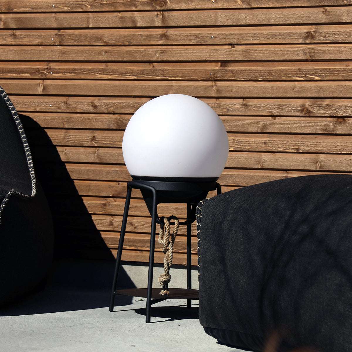 Schwarzer pulverbeschichteter Edelstahlständer Ø22 für Outdoor Accessoires, schlichtes Design, Outdoorbereich | Patio Accessory Stand Ø22 + Light 250 - | SACKit