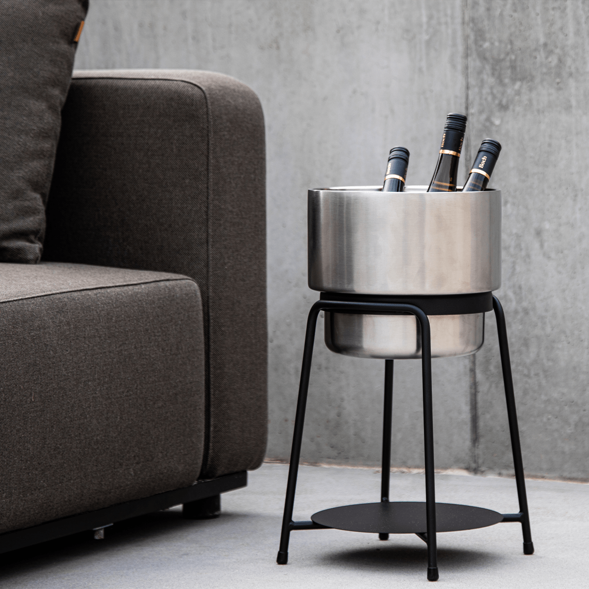 Schlichter schwarzer pulverbeschichteter Edelstahlständer für Outdoor-Zubehör mit Ø22 cm