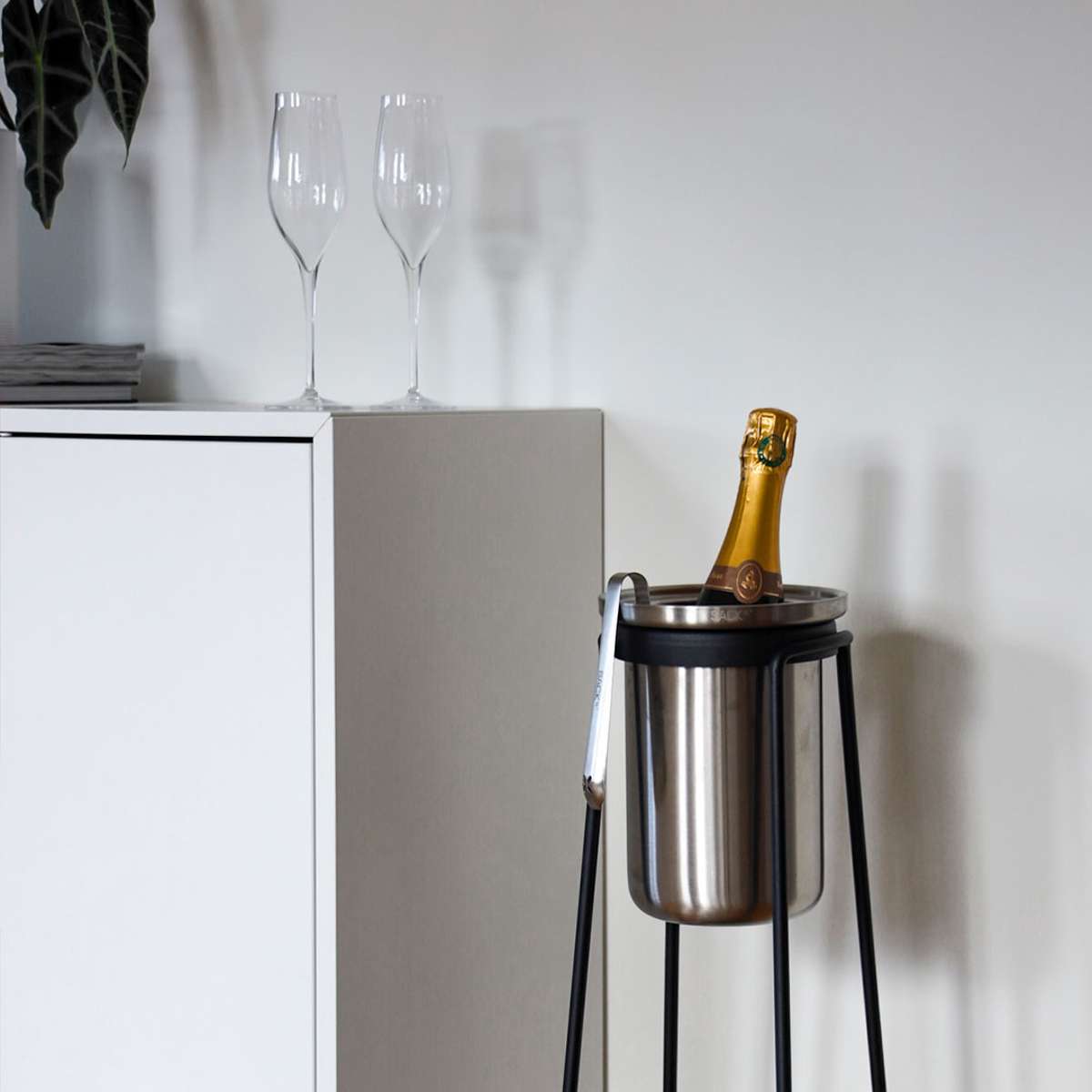 Patio Accessory Stand aus pulverbeschichtetem Edelstahl mit schlichtem Design und Weinkühler in geometrischer Form. | Patio Accessory Stand Ø14 + Wine Cooler - Copper | SACKit