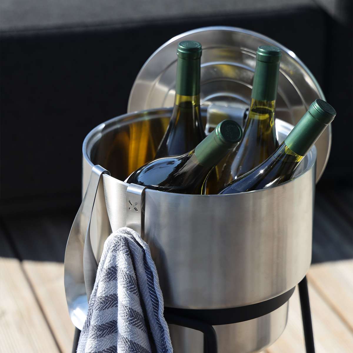 Runder SACKit Wine Bucket aus Edelstahl mit Zubehör, 27 cm Durchmesser, 23 cm Höhe, isoliert. | Wine Bucket - Ø22 w/ Accessories - | SACKit