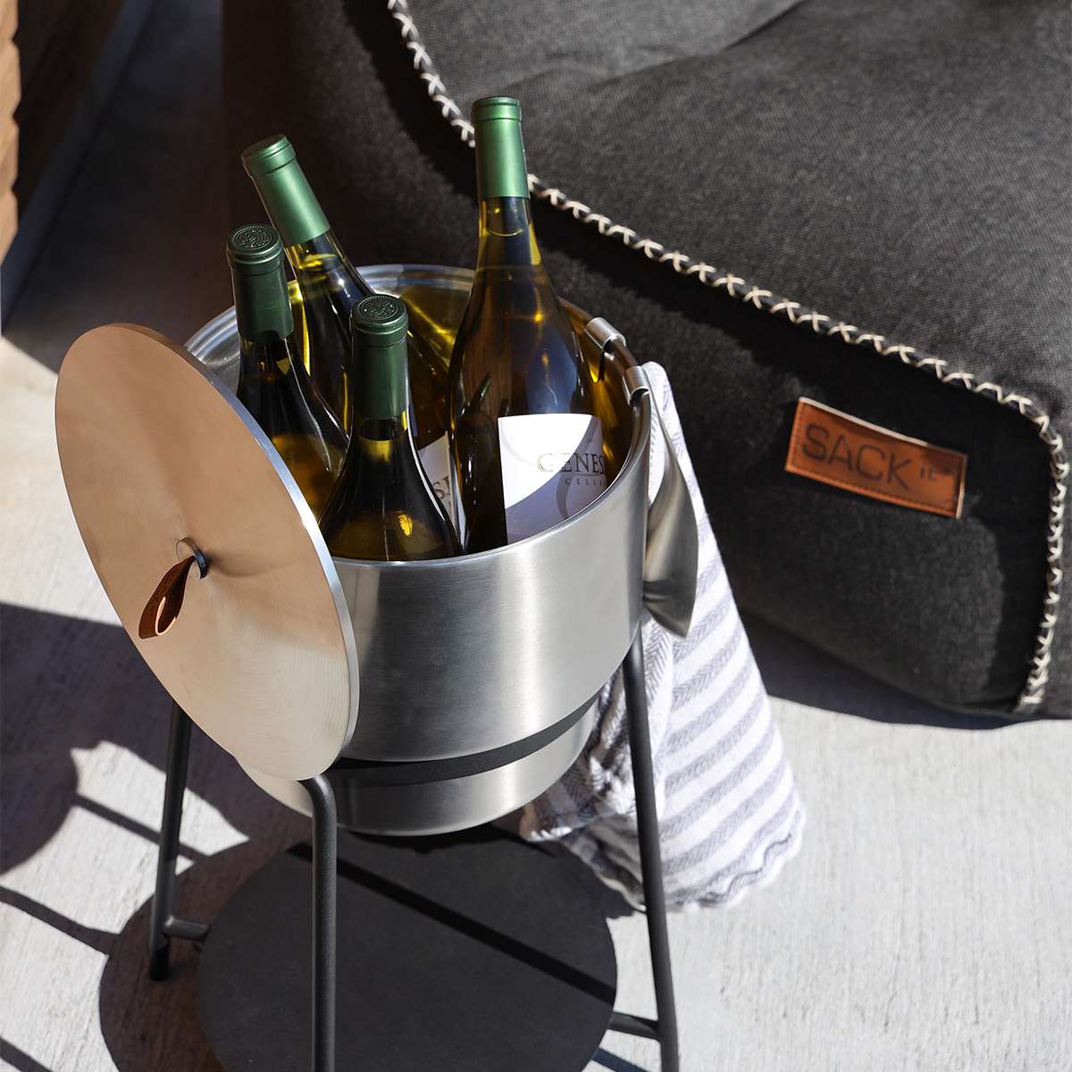 Runder SACKit Wine Bucket aus rostfreiem Stahl mit Zubehör auf hellem Hintergrund. | Wine Bucket - Ø22 w/ Accessories - | SACKit