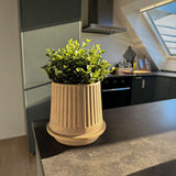 Sandfarbener Gaia 16 Blumentopf aus Keramik mit matter, gerillter Oberfläche und Drainageloch.