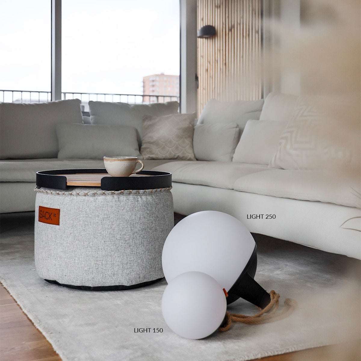 Runde SACKit Light 250 Outdoor-Lampe mit Hanfseilgriff und weißer Lampenkugel aus Hart-Polyethylen.