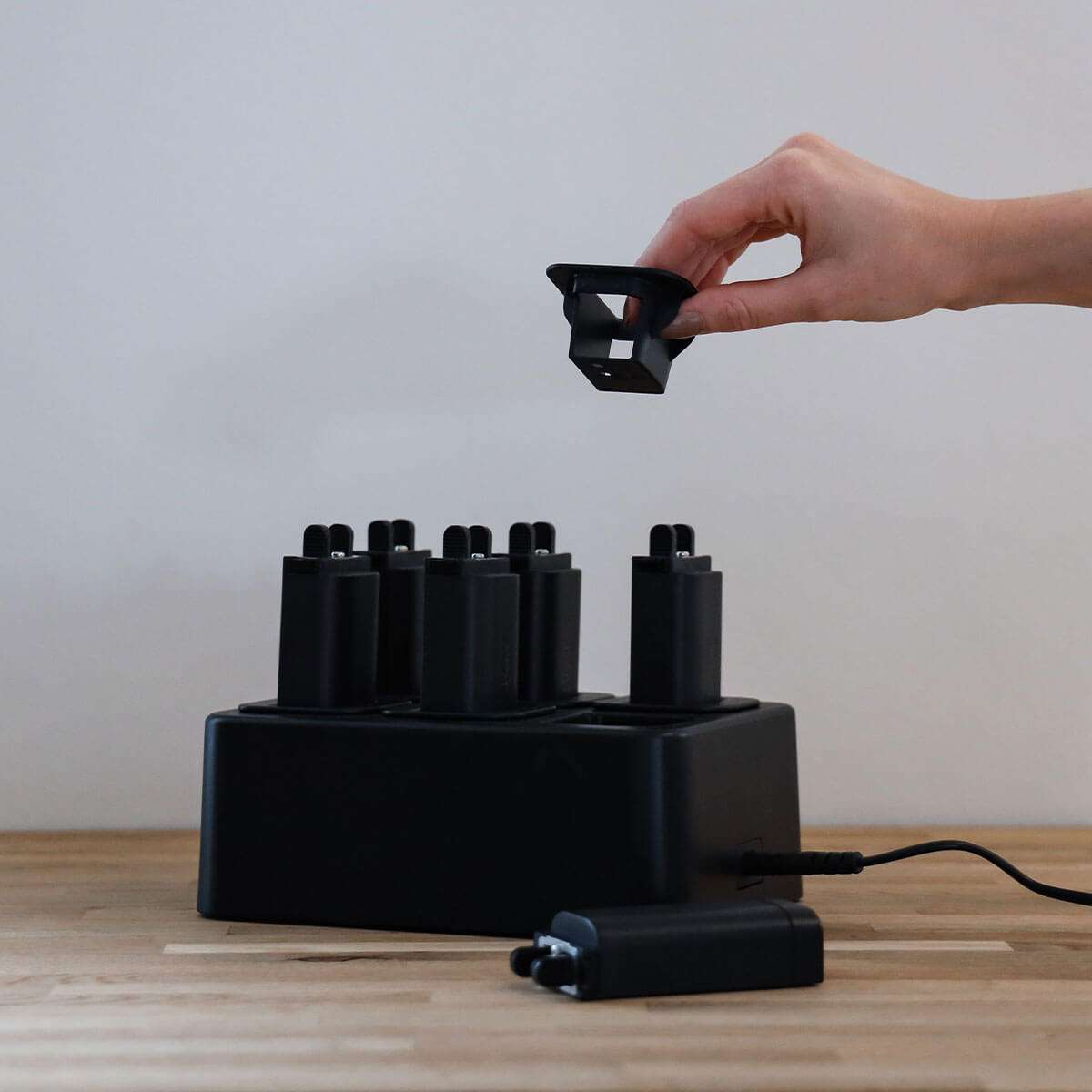 Weiße Battery Charging Station aus ABS - Plastik mit sechs Ladepunkten und Kabel mit EU - Stecker | Light - Battery Charging Station - | SACKit