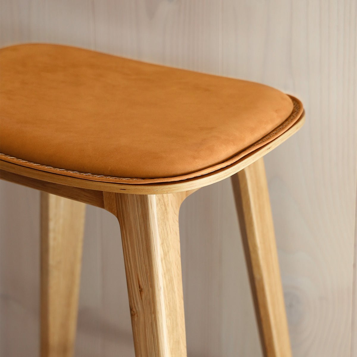  | Nordic Bar Stool - Oak with stitches - 68 cm Luna Sandstone | SACKit