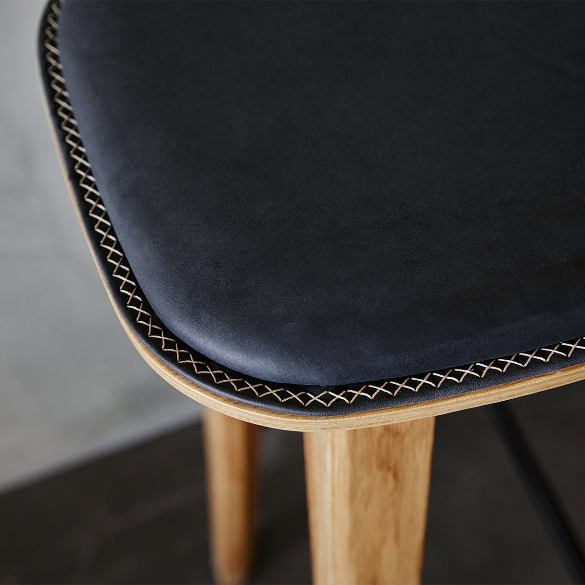  | Nordic Bar Stool - Oak with stitches - 68 cm Luna Carbon | SACKit