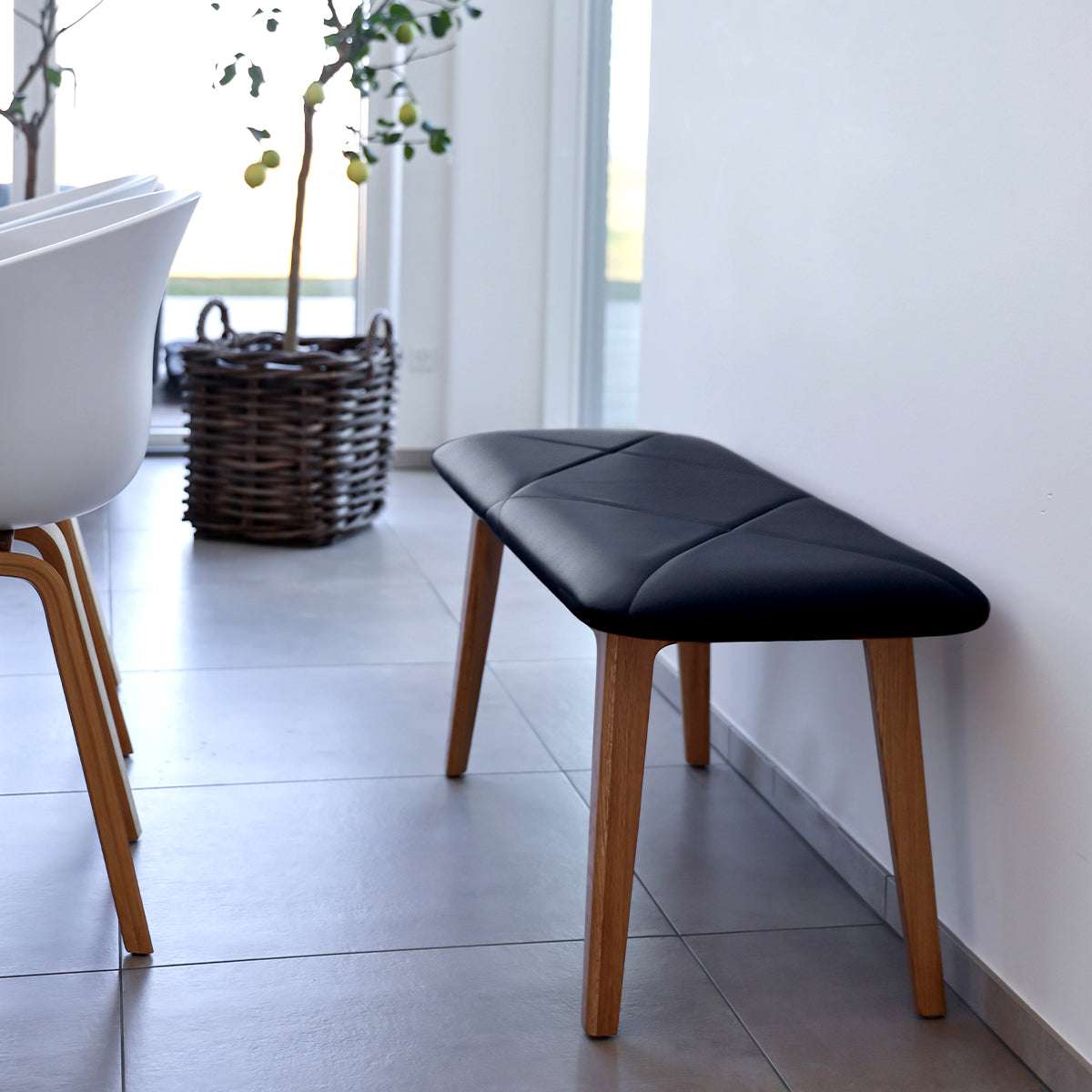 Nordic Bench aus massivem Eichenholz mit Terra Black Lederpolster, schlichtes dänisches Design | Nordic Bench - Oak - Terra Safari | SACKit