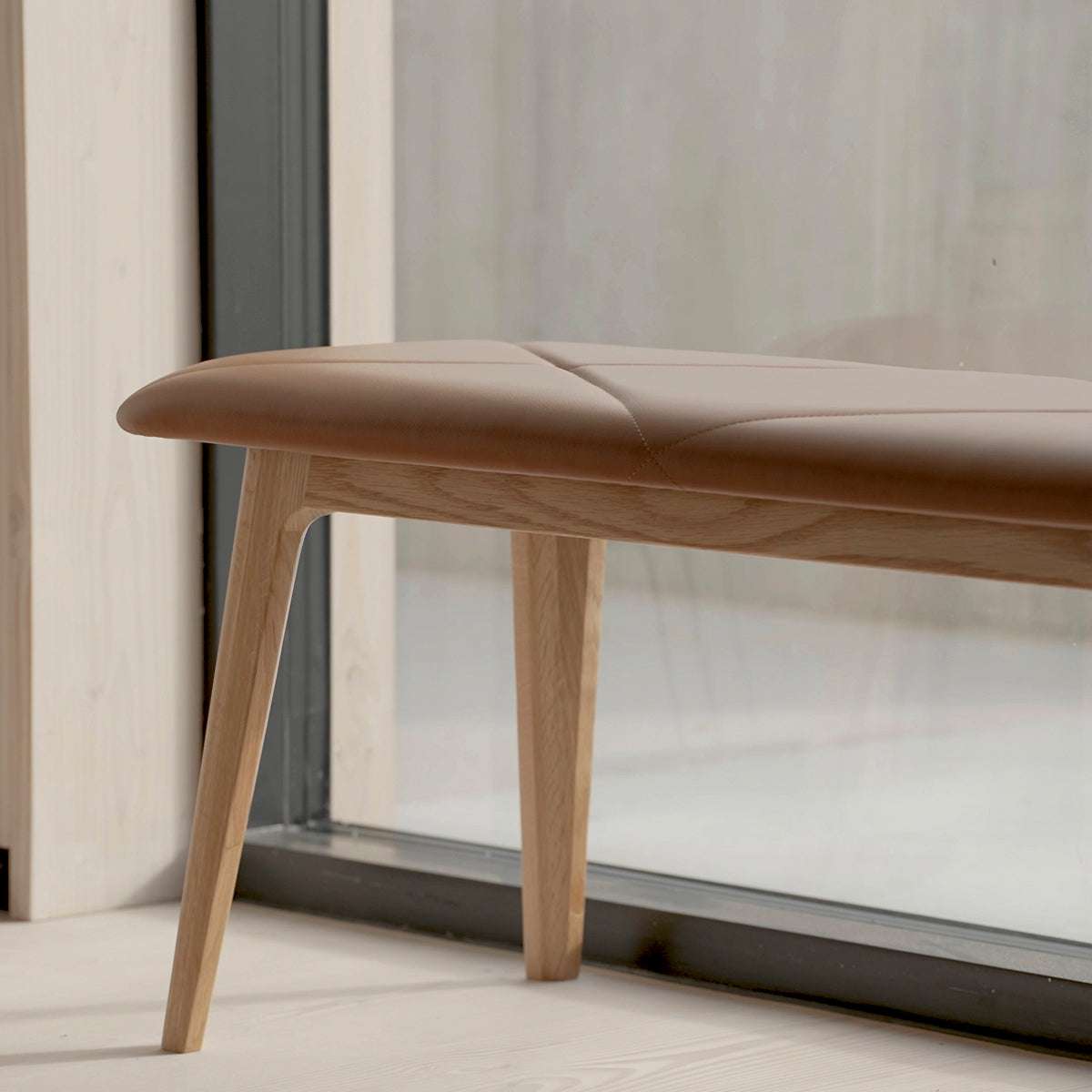 Nordic Bank aus massivem Eichenholz mit schwarzem Terra - Ledersitz in modernem Design | Nordic Bench - Oak - Terra Safari | SACKit