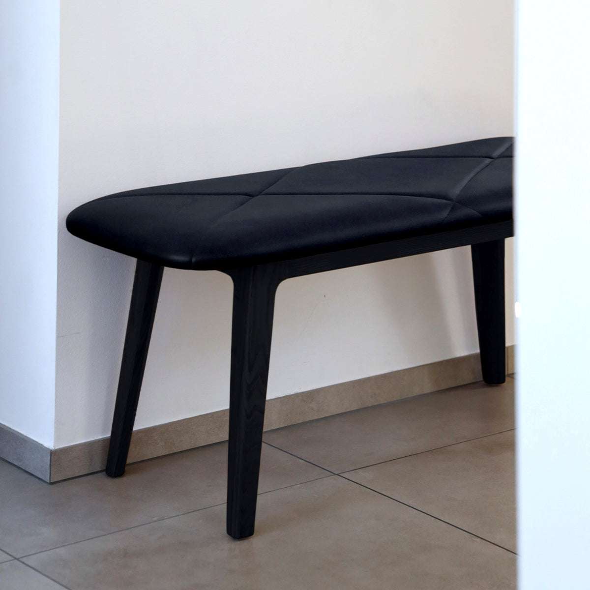 Nordic Bank aus massivem Buchenholz mit schwarzem Terra-Lederpolster, schlichtes skandinavisches Design