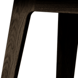 Nordic Bank aus massivem, dunkel gebeiztem Eichenholz mit Terra Black Lederpolsterung. | Nordic Bench - Dark Stained Oak - Terra Safari | SACKit