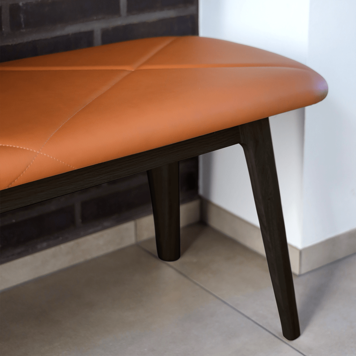Nordic Bank aus dunkel gebeizter Eiche mit Terra Black Lederpolster auf hellem Hintergrund | Nordic Bench - Dark Stained Oak - Terra Safari | SACKit