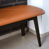 Nordic Bank aus dunkel gebeizter Eiche mit Terra Black Lederpolster auf hellem Hintergrund | Nordic Bench - Dark Stained Oak - Terra Safari | SACKit