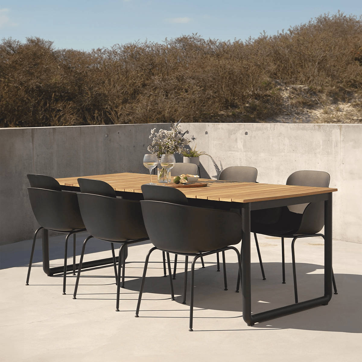 Patio Chair no. One S2 mit zwei Schalen und pulverbeschichtetem Stahlgestell, Outdoor - Stuhl in neutralen Farben. | Patio Chair no. One S2 - Olive/Black | SACKit