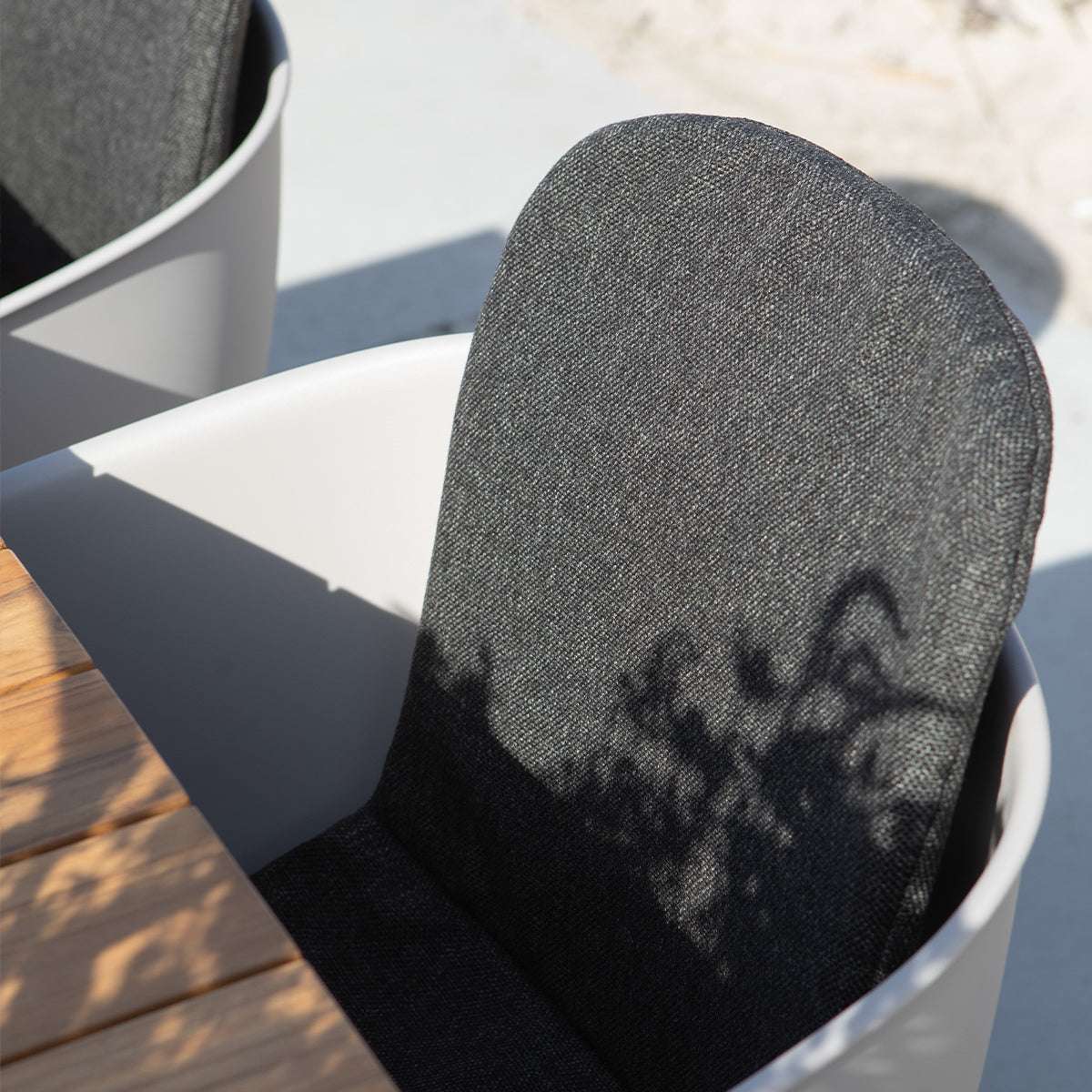 Schwarzes Patio Cushion Überziehkissen auf Patio Chair No. One im Außenbereich. | Patio Chair no. One - Cushion Full - Cobana Black | SACKit