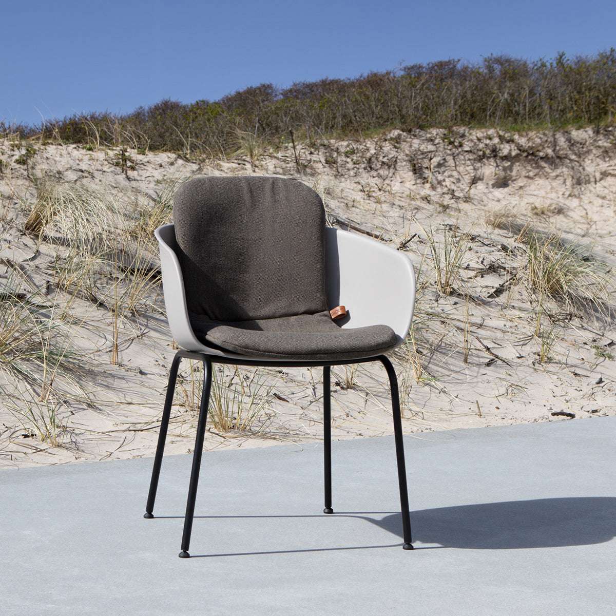 Braunes Patio Cushion Kissen aus Olefinfaser auf Patio Chair No. One im Außenbereich | Patio Chair no. One - Cushion Full - Cobana Brown | SACKit