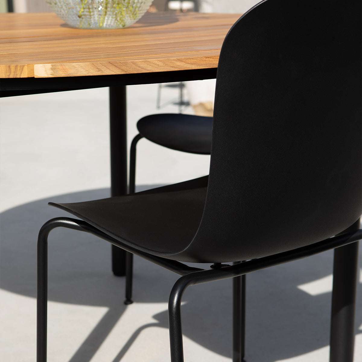 Taupefarbener Patio Chair no. One S1 mit schwarzem pulverbeschichtetem Stahlgestell auf Terrasse | Patio Chair no. One S1 - Olive/Black | SACKit