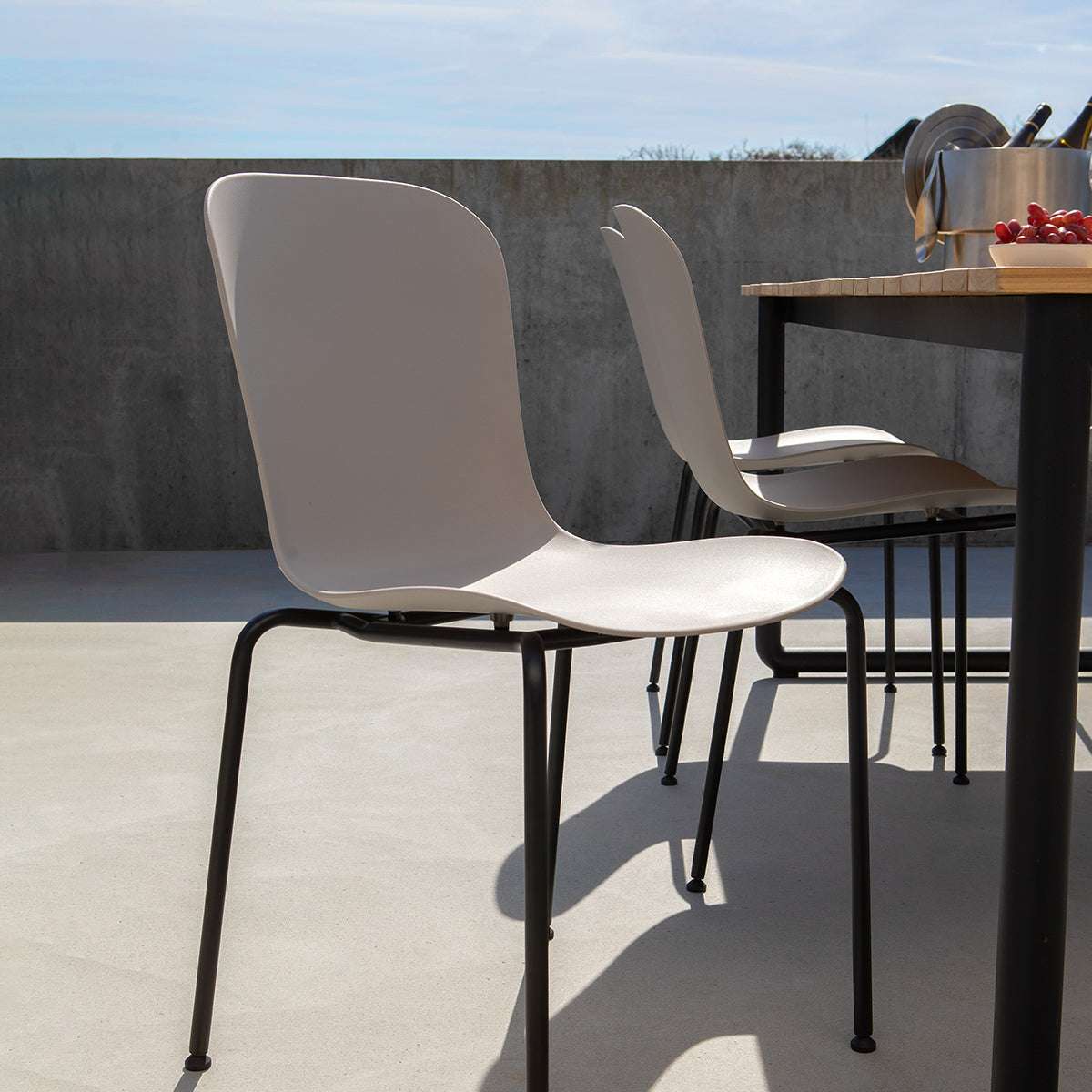 Patio Chair no. One S1 mit taupefarbener Sitzschale und schwarzem pulverbeschichtetem Stahlgestell. | Patio Chair no. One S1 - Olive/Black | SACKit