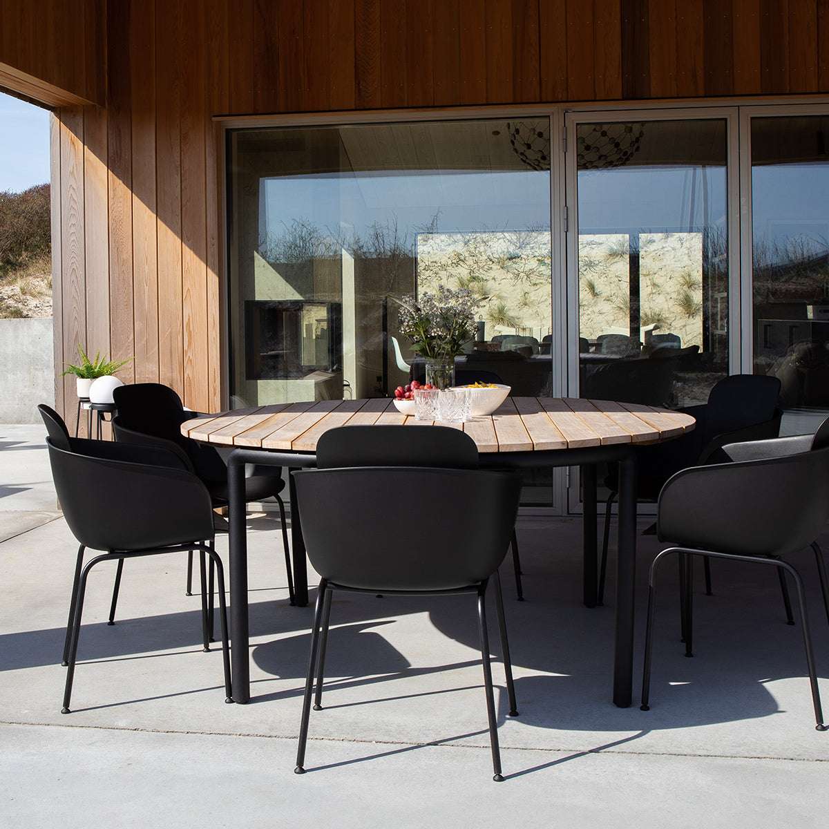 Taupefarbener Patio Chair no. One S2 mit schwarzem pulverbeschichtetem Stahlgestell, Outdoor - Stuhl. | Patio Chair no. One S2 - Olive/Black | SACKit