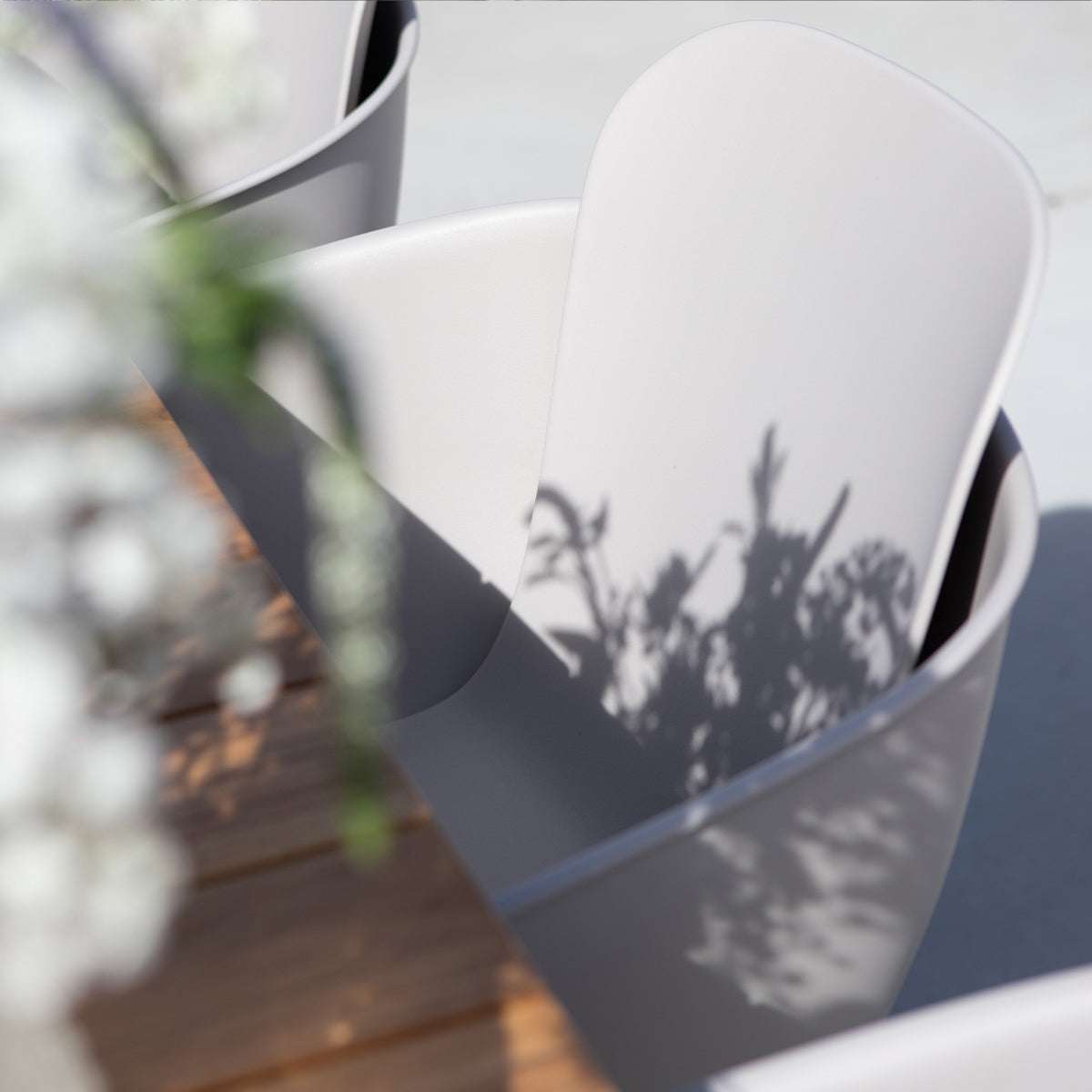 Patio Chair no. One S2 in taupe mit schwarzem pulverbeschichtetem Stahlgestell, ergonomisch geformt. | Patio Chair no. One S2 - Olive/Black | SACKit