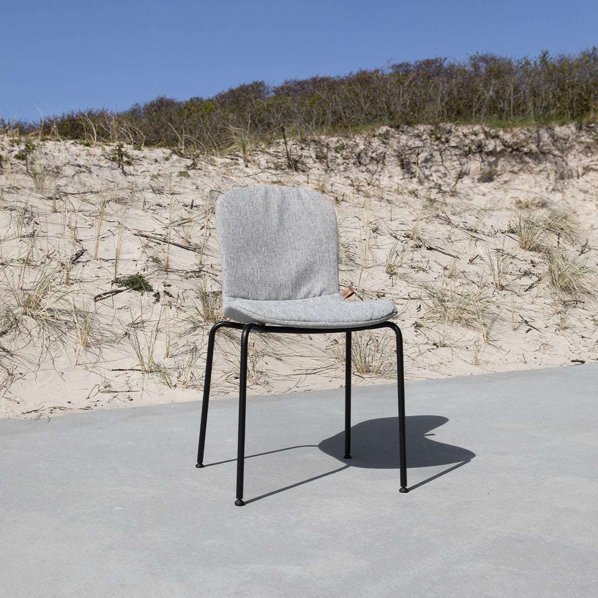 Patio Chair no. One S1 mit taupefarbener Schale und schwarzem pulverbeschichtetem Stahlgestell, Outdoor - Stuhl | Patio Chair no. One S1 - Olive/Black | SACKit