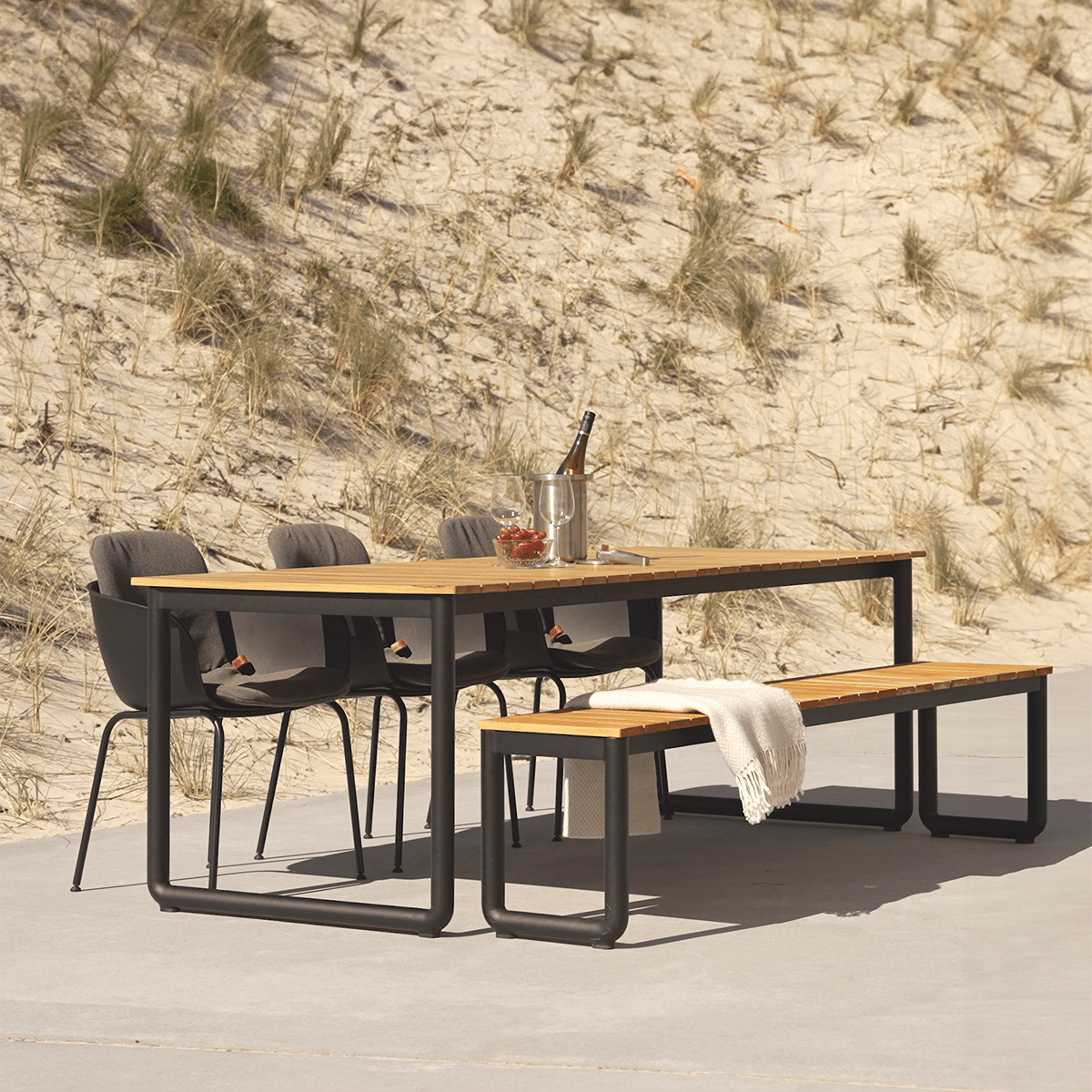 Taupefarbener Patio Chair no. One S2 mit schwarzem pulverbeschichtetem Stahlgestell, ergonomisch geformt. | Patio Chair no. One S2 - Olive/Black | SACKit