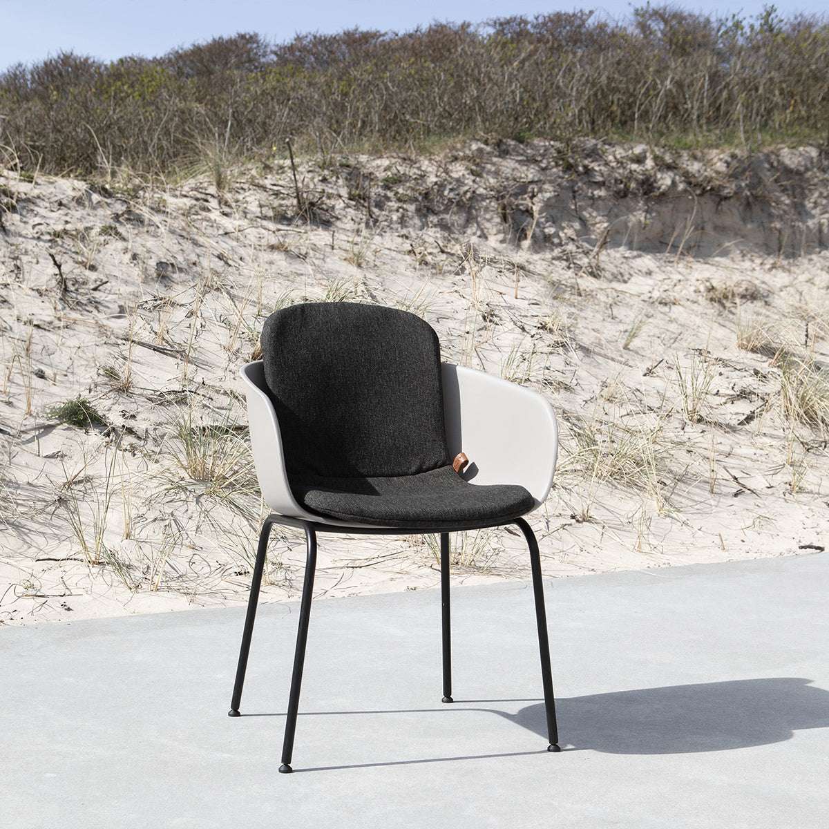 Taupefarbener Patio Chair no. One S2 mit schwarzem pulverbeschichtetem Stahlgestell, ergonomisch geformt. | Patio Chair no. One S2 - Olive/Black | SACKit