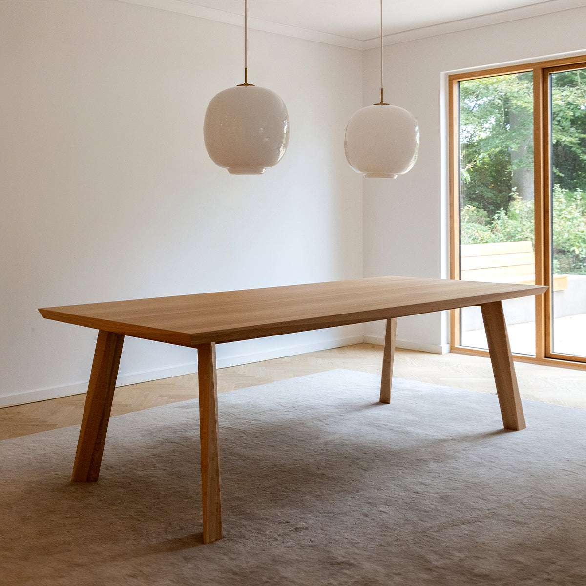 Edge Dining Table aus europäischer Eiche mit facettierter Tischplatte und massiven Tischbeinen, 240x100 cm. | Edge Dining Table - 240x100 cm - | SACKit