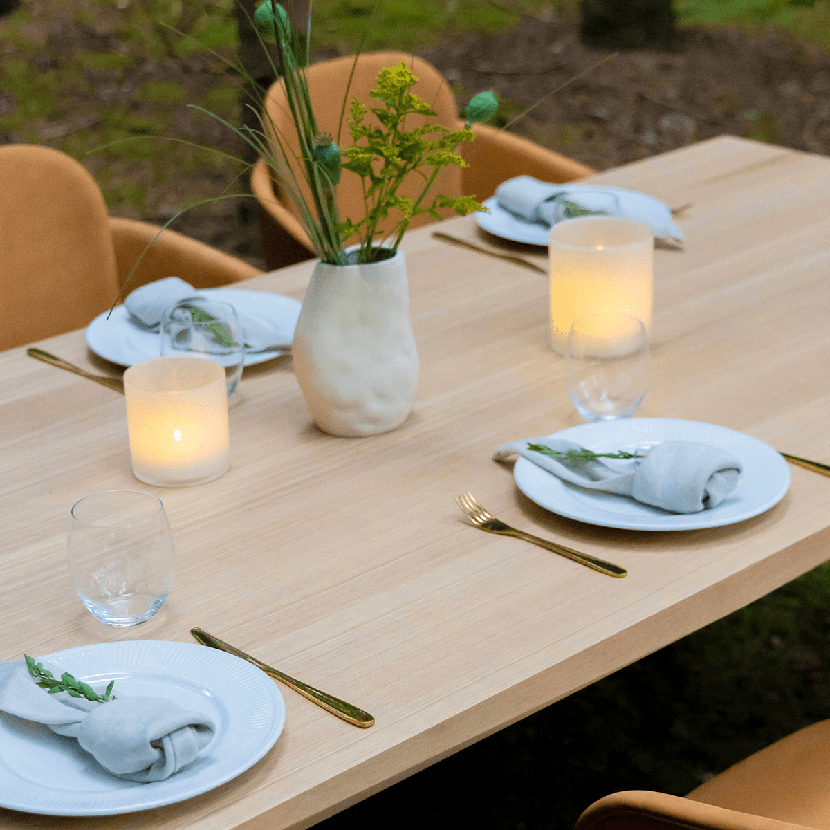 Moderner Edge Dining Table aus europäischer Eiche, 300x100 cm, mit facettierter Tischplatte und robusten Beinen. | Edge Dining Table - 300x100 cm - | SACKit