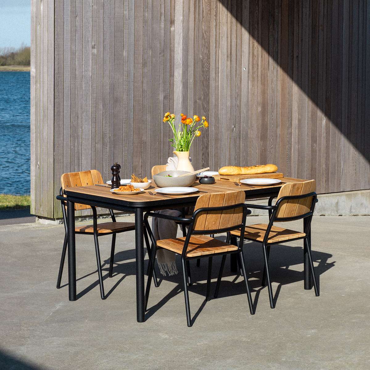 Kirra Dining Table 150x90 aus pulverbeschichtetem Aluminium und Teakholz, rechteckig, für den Außenbereich | Kirra Dining Table 150x90 - Noir | SACKit
