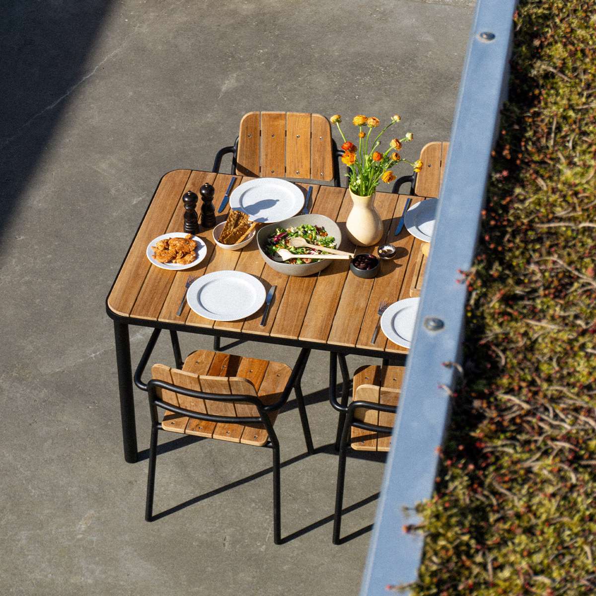 Kirra Dining Table aus pulverbeschichtetem Aluminium und Teakholz, rechteckig, für den Außenbereich. | Kirra Dining Table 150x90 - Noir | SACKit