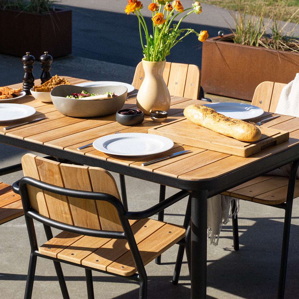 Kirra Dining Table 150x90 aus pulverbeschichtetem Aluminium und FSC - Teakholz, rechteckig, Außenbereich. | Kirra Dining Table 150x90 - Noir | SACKit