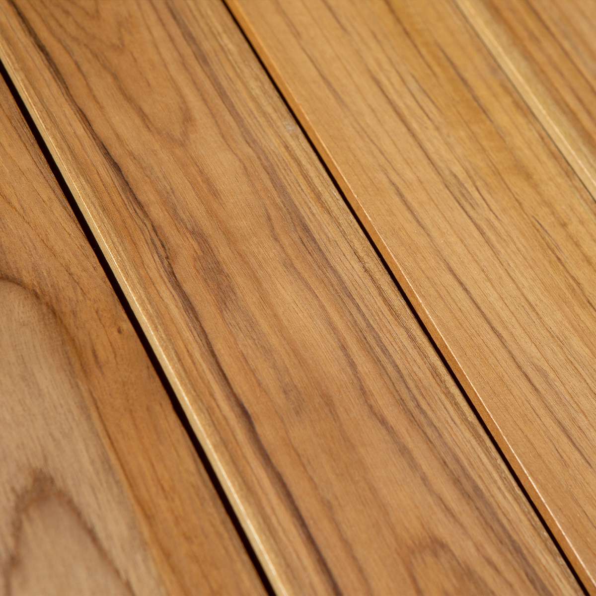 Nahaufnahme des Kirra Dining Table in Taupe mit pulverbeschichtetem Aluminium und Teakholzplatte.