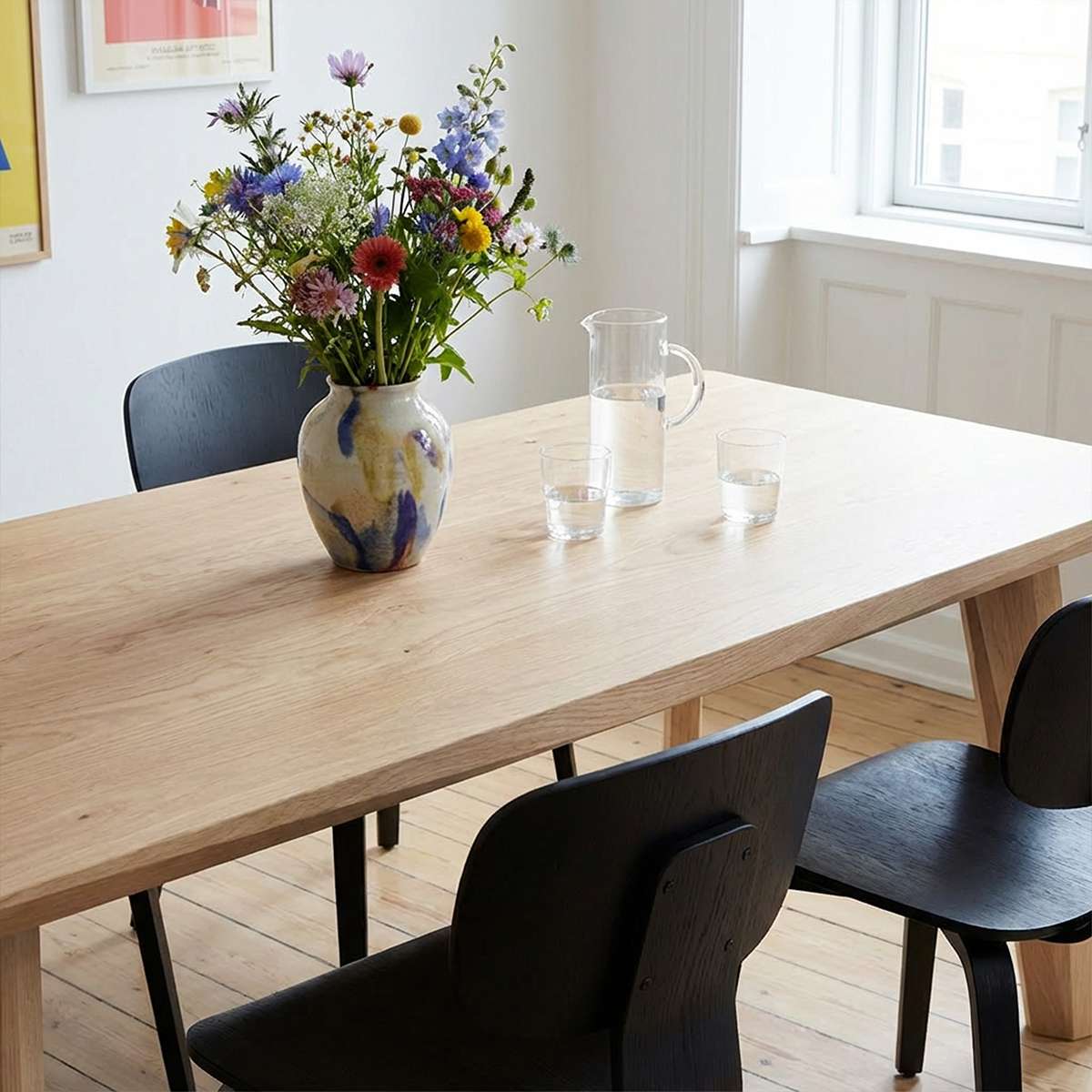 Edge Dining Table aus FSC - zertifizierter europäischer Eiche mit facettierter Tischplatte und massiven Beinen. | Edge Dining Table - 180x90 cm - | SACKit