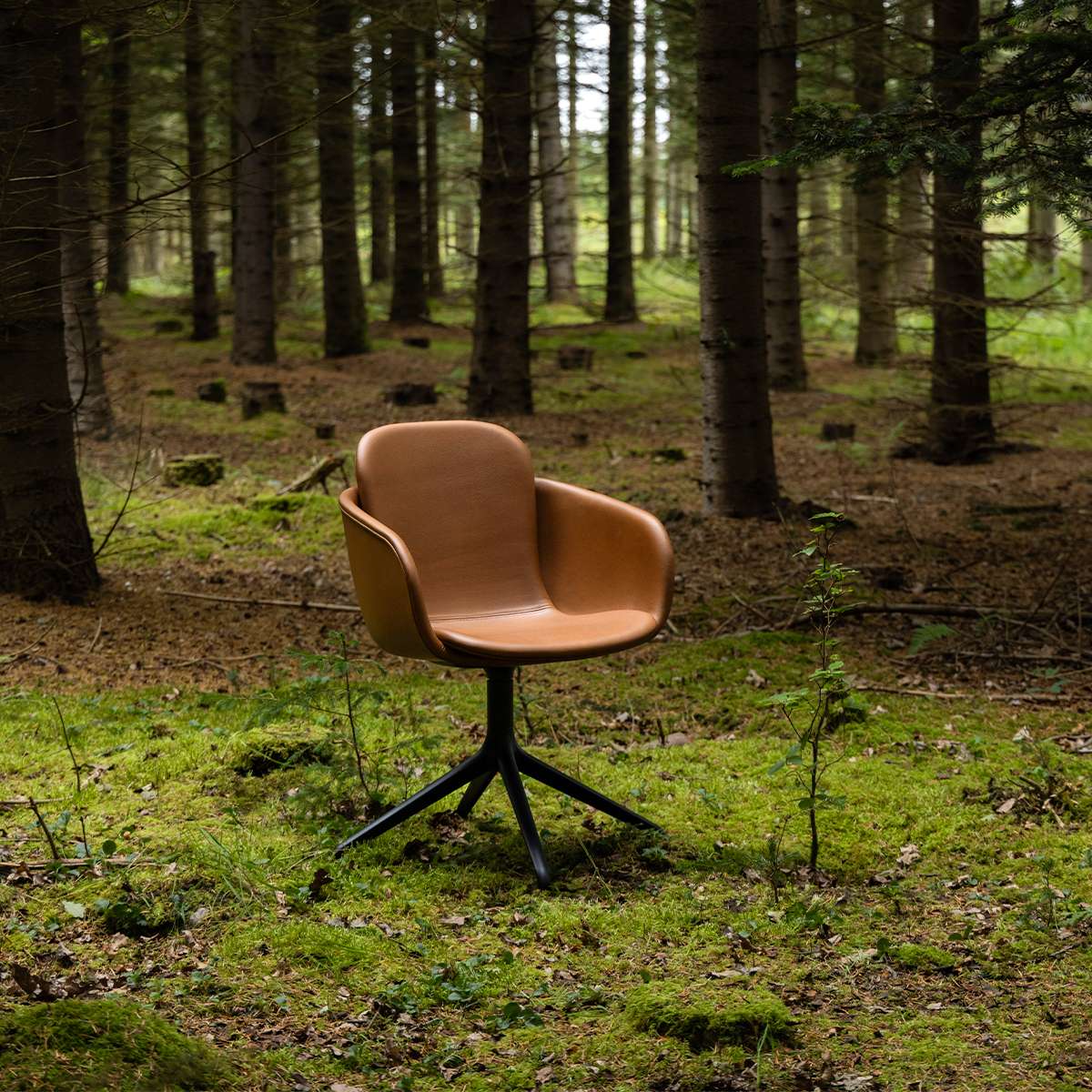 Schwarzer Chair no. One S2 mit drehbarem Aluminiumfuß und Lederpolsterung in modernem Design | Chair no. One S2 Black Swivel - Luna Walnut Mit Rückholfunktion | SACKit