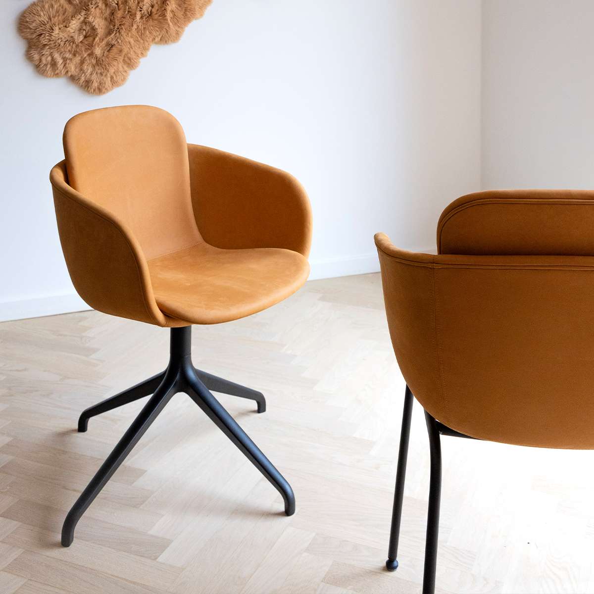 Chair no. One S2 Terra Safari Esszimmerstuhl mit Aluminium-Drehfuß und Lederpolsterung