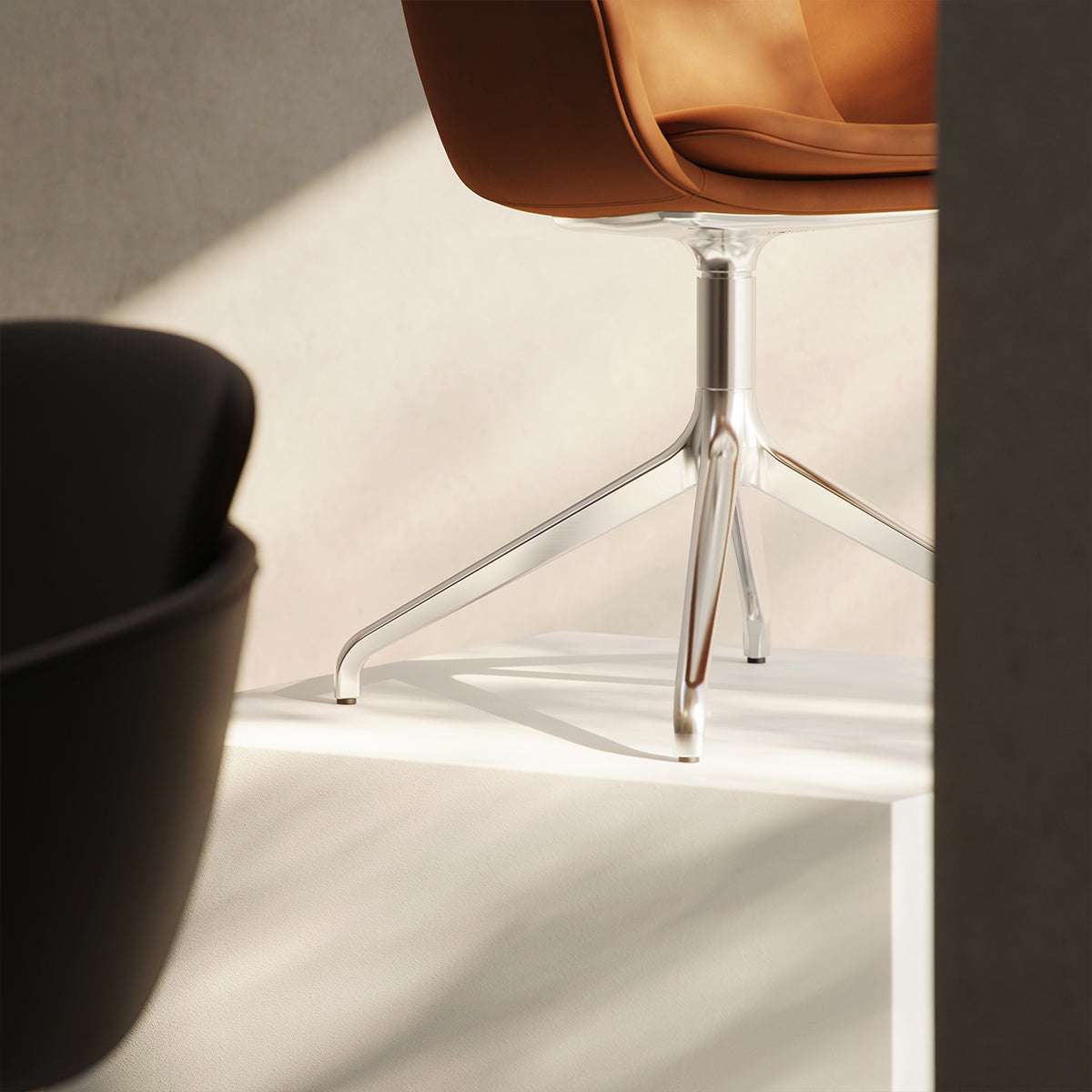 Chair no. One S2 Polished Swivel in Terra Black leather with polished aluminum swivel base. | Chair no. One S2 Polished Swivel - Luna Walnut Mit Rückholfunktion | SACKit