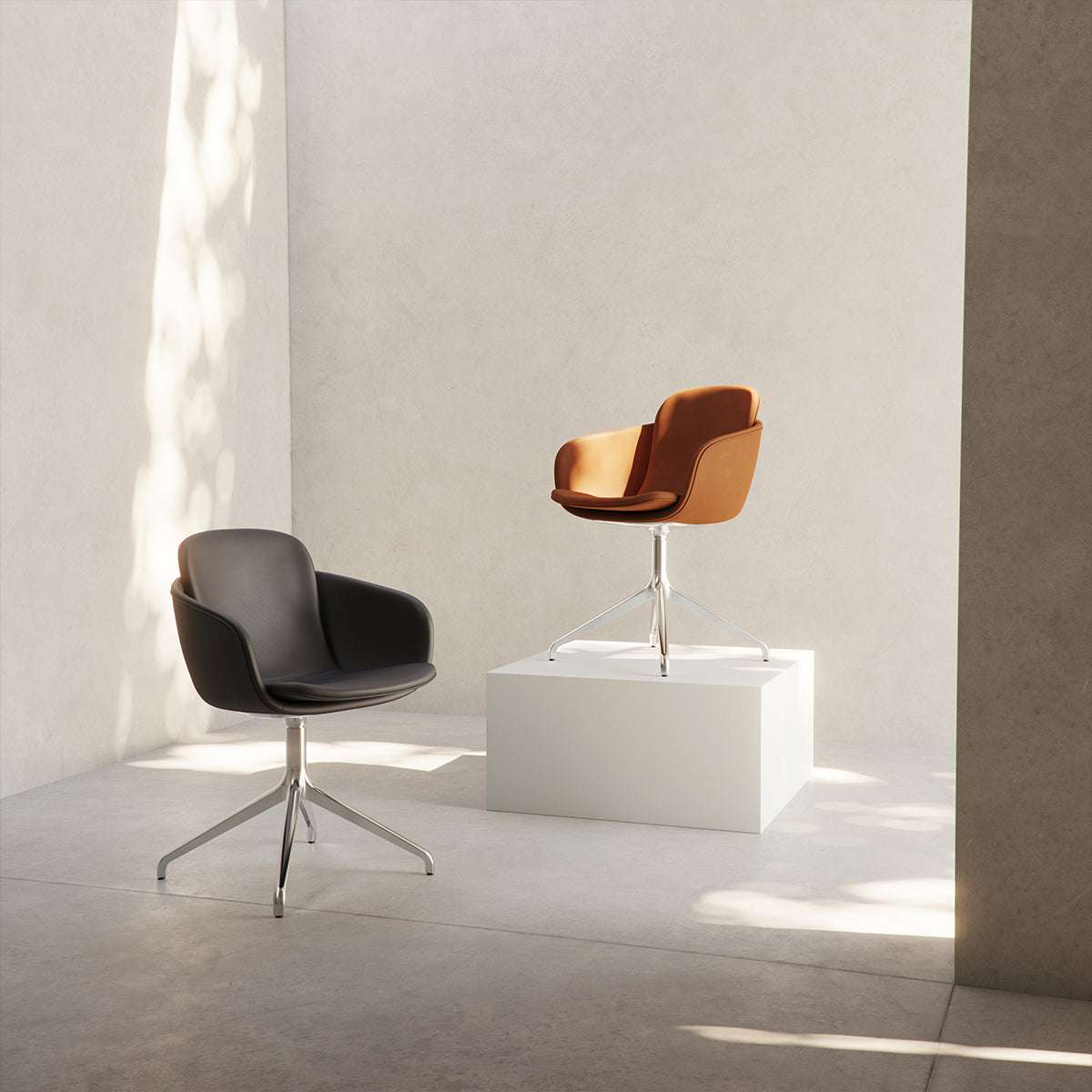 Chair no. One S2 in Terra Black with polished aluminum swivel base and leather upholstery. | Chair no. One S2 Polished Swivel - Luna Walnut Mit Rückholfunktion | SACKit