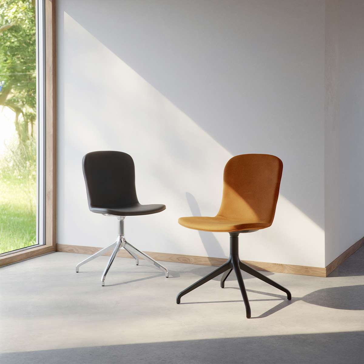 Schwarzer Chair no. One S1 Esszimmerstuhl mit poliertem Aluminium - Drehfuß und Lederpolsterung | Chair no. One S1 Polished Swivel - Luna Walnut Mit Rückholfunktion | SACKit