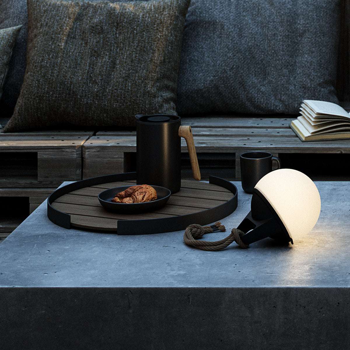Zwei runde SACKit Light 155 Außenlampen mit Hanfseilgriff und weißer Lampenkugel auf hellem Hintergrund | Light 155 (2 pack) - | SACKit