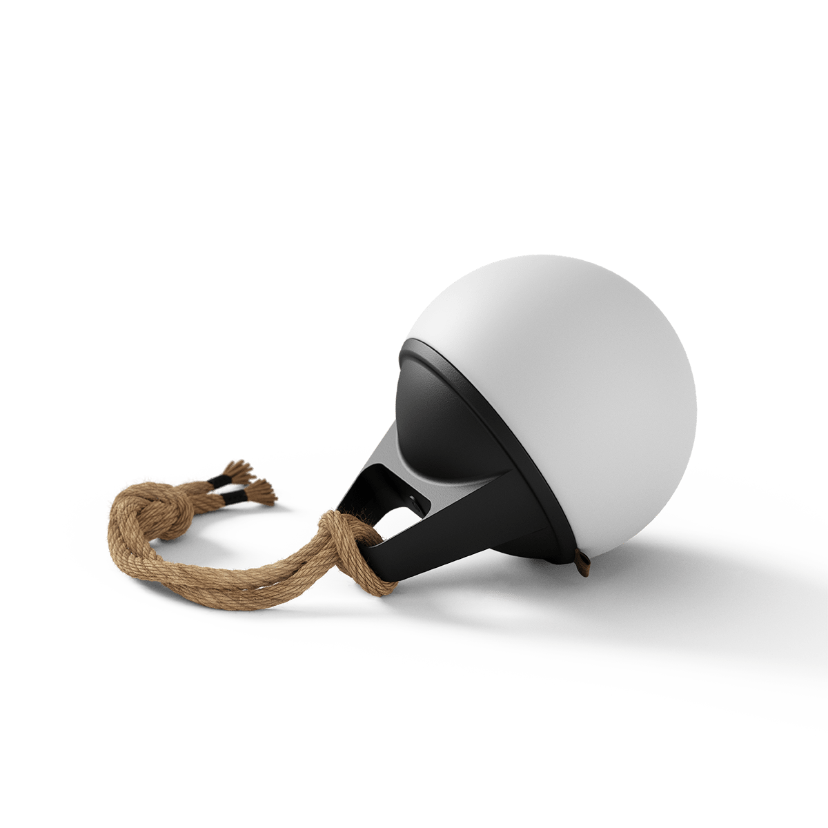 Drei runde SACKit Light 150 Outdoor-Lampen mit Hanfseilgriffen in weißem Design.