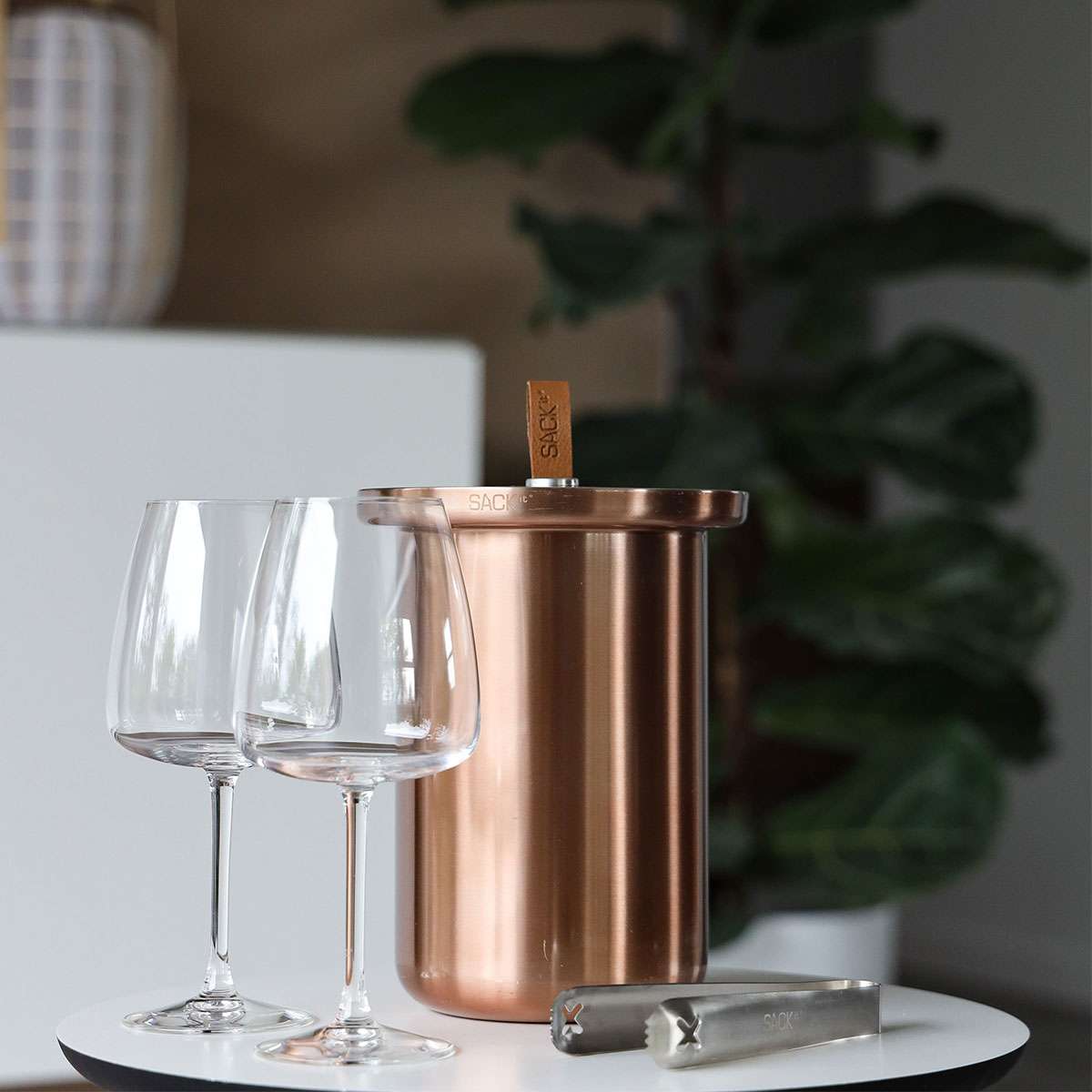 Patio Accessory Stand aus pulverbeschichtetem Edelstahl mit elegantem Weinkühler in schlichtem Design. | Patio Accessory Stand Ø14 + Wine Cooler - Copper | SACKit