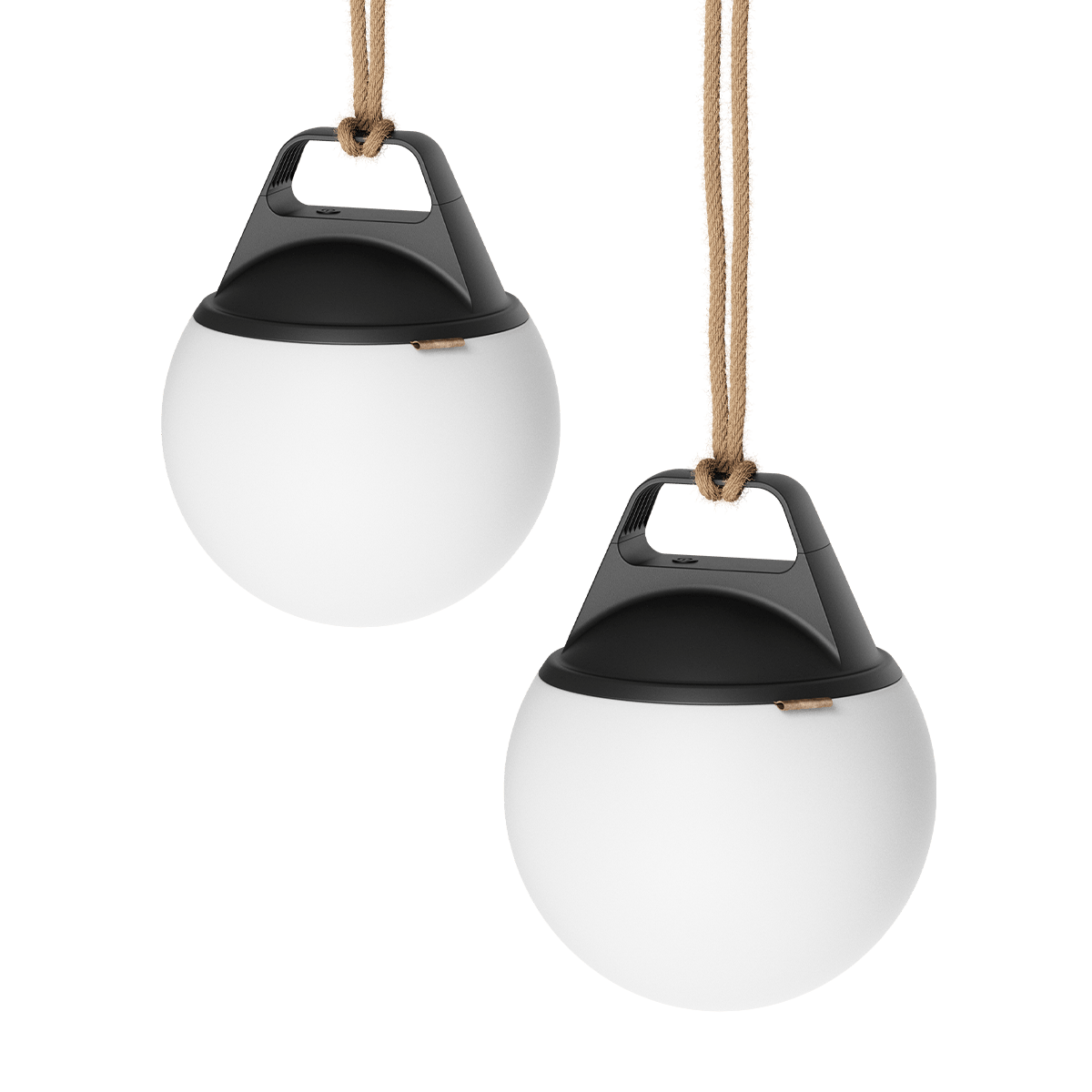 Zwei runde SACKit Light 250 Outdoor-Lampen mit Hanfseilgriffen, weiß, 30 cm Durchmesser.