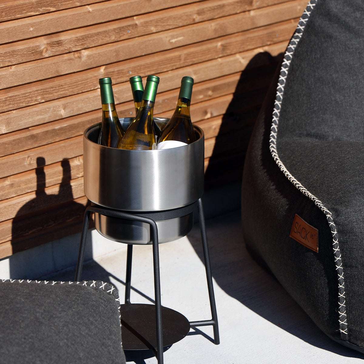Schwarzer pulverbeschichteter Edelstahlständer mit Weinkühler aus rostfreiem Stahl und Zubehör im Outdoor - Setting | Patio Accessory Stand Ø22 + Wine Bucket w/ Accessories - | SACKit
