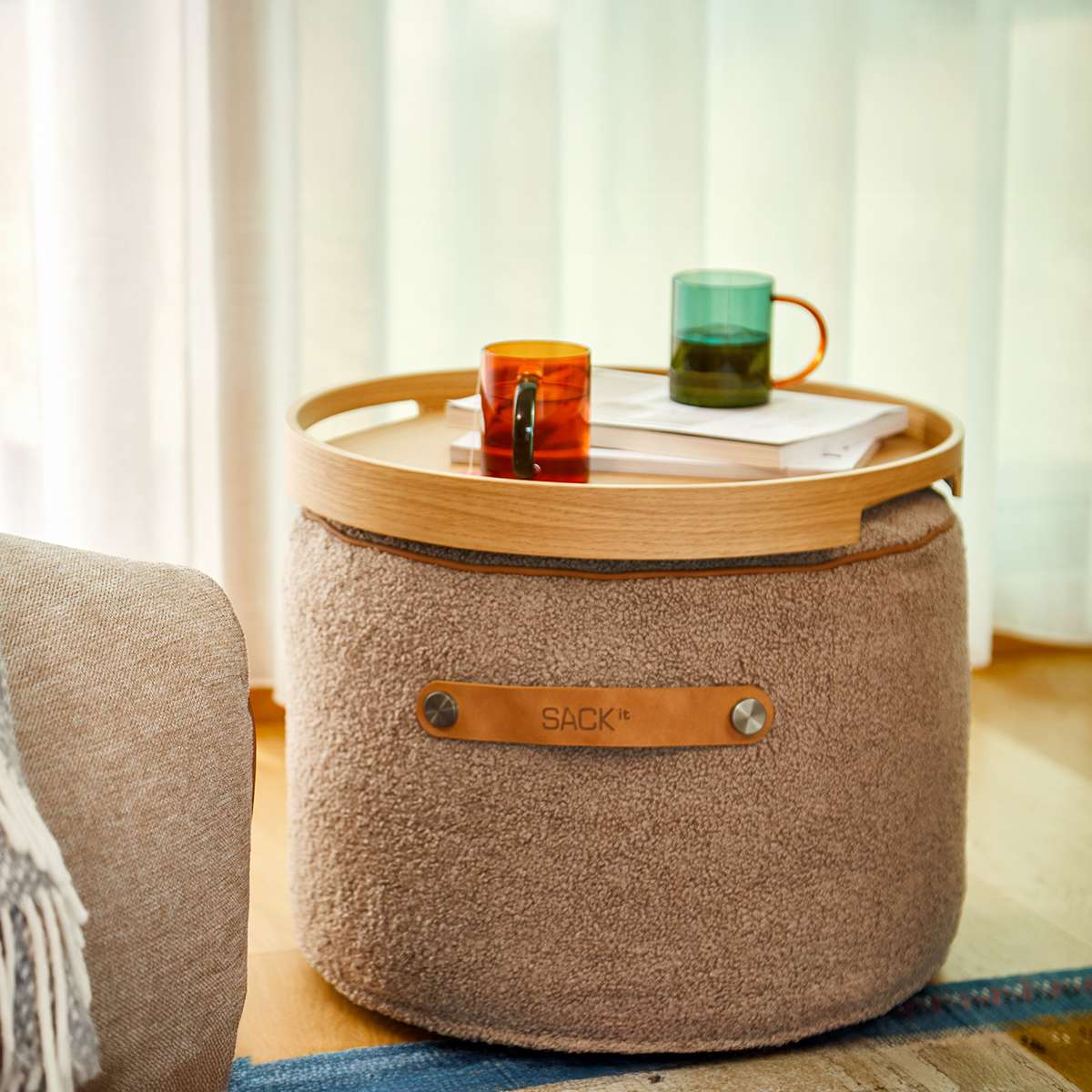 Runder SACKit Pouf Indoor in Teddy Brown mit Kaltschaumfüllung und rutschfesten Punkten unten. | SACKit Pouf Indoor - Cosmo Olive | SACKit