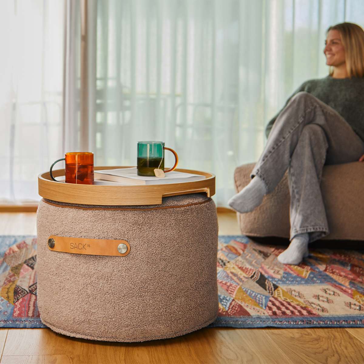 SACKit Chair & Pouf Indoor in Teddy Brown Textil, Lounge - Sessel und runder Pouf im Wohnraum. | SACKit Chair & Pouf Indoor - Orange Jaquard | SACKit